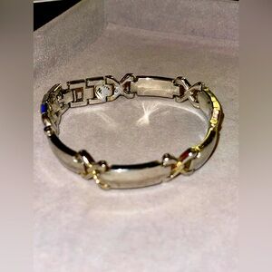 EUC Women's Silver Tone Metal Fashion Bracelet. 8"